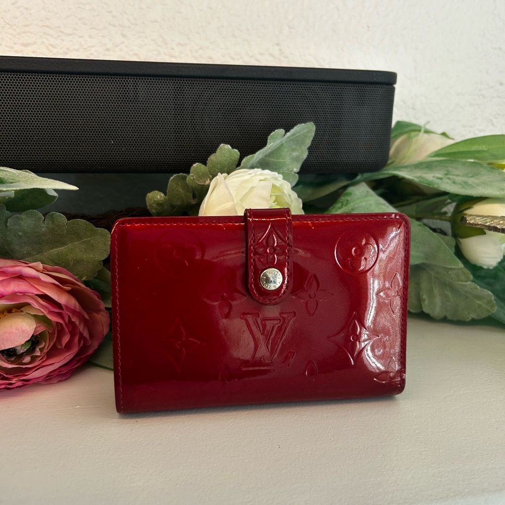 I am selling this authentic Louis Vuitton wallet